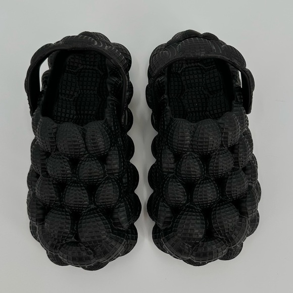 Closed Toe Slip On Black Bubble Slippers New In Bag Kids Size US 1.5-2/EU 32-33 - Picture 2 of 8